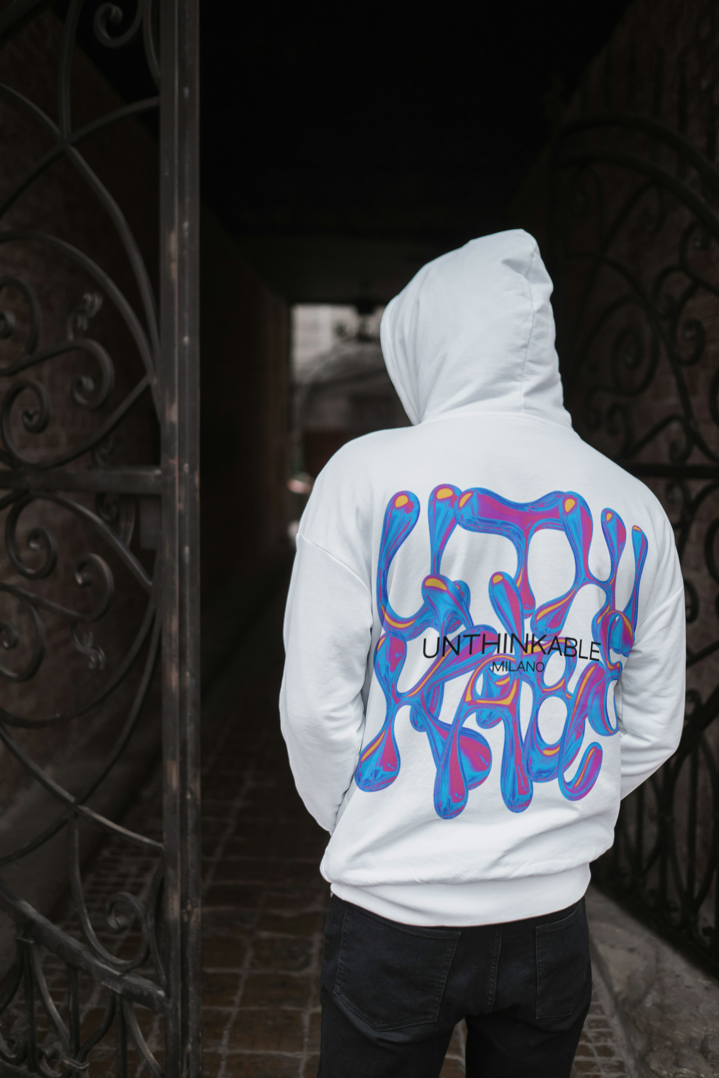 Felpa con Cappuccio Unthinkable Milano con logo retro thermo