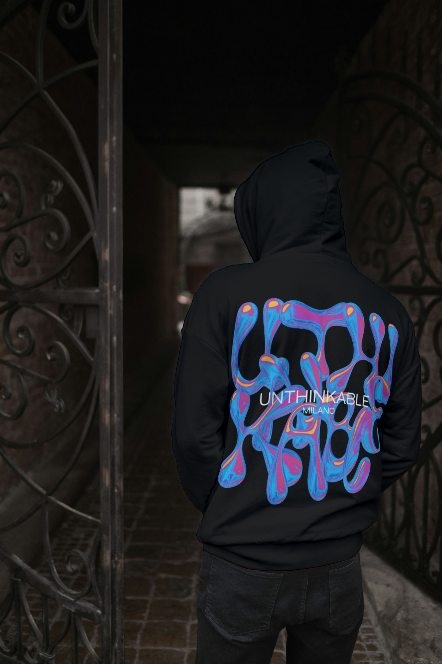 Felpa con Cappuccio Unthinkable Milano con logo retro thermo