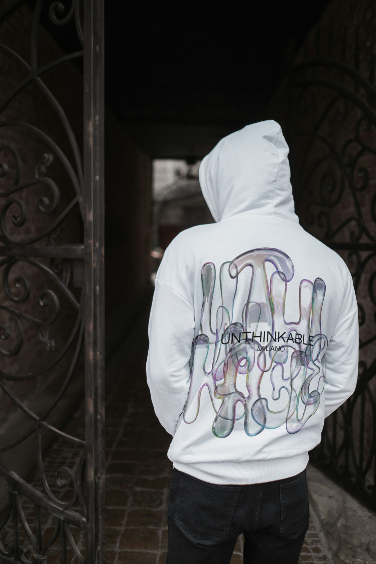 Felpa con Cappuccio Unthinkable Milano con logo retro trasparente