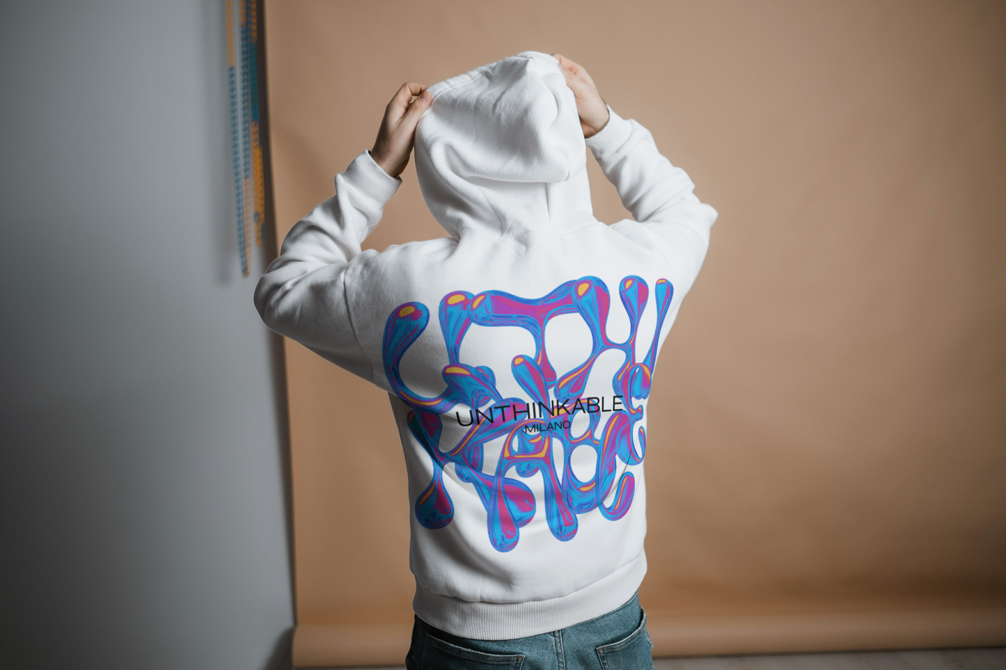 Felpa con Cappuccio Unthinkable Milano con logo retro thermo