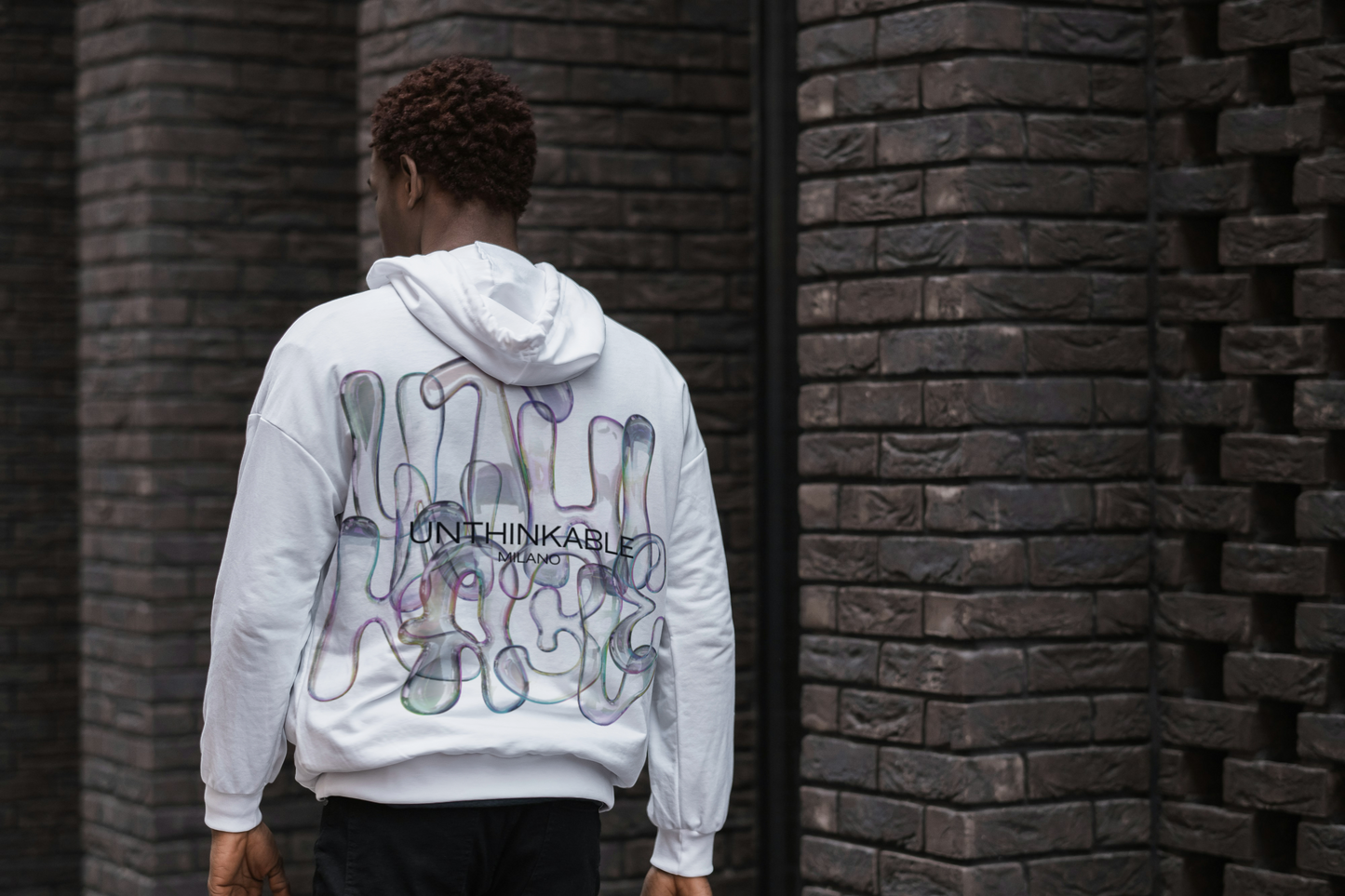 Felpa con Cappuccio Unthinkable Milano con logo retro trasparente