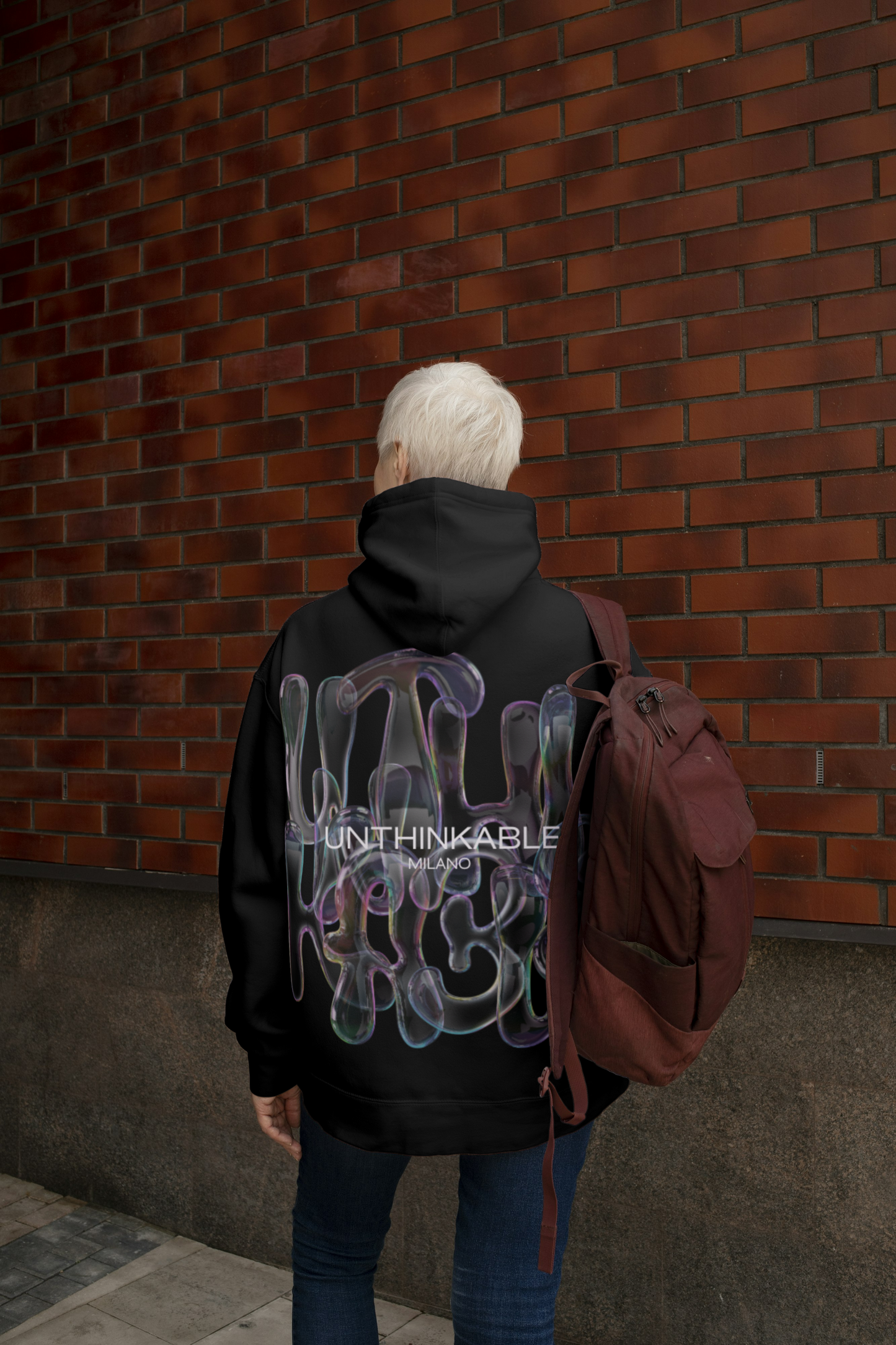 Felpa con Cappuccio Unthinkable Milano con logo retro trasparente